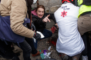 Χειροβομβίδα σκάει στο χέρι διαδηλωτή των Κίτρινων Γιλέκων