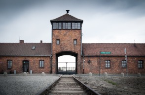 auschwitz-3485116_1920.jpg