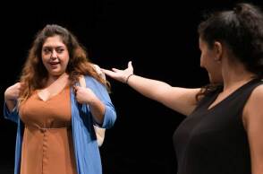 «Ελένη» του Ευριπίδη σε σκηνοθεσία Τζωρτζίνας Κακουδάκη, Εφηβικό Θέατρο εντός των τειχών, Θέατρο του Νέου Κόσμου