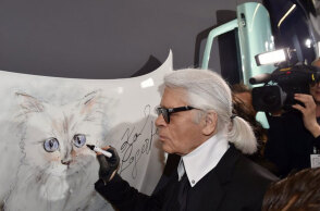 Ο Λάγκερφερλντ στα εγκαίνια του «Corsa Karl and Choupette» στο Βερολίνο