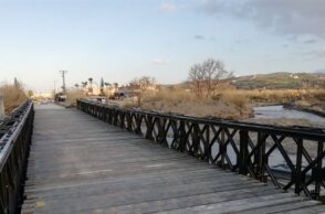 Ο στρατός έστησε γέφυρες στα Χανιά  