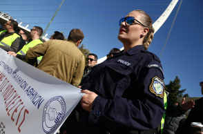 Διαμαρτυρία αστυνομικών μπροστά στον σταθμό του Μετρό «Κατεχάκη»