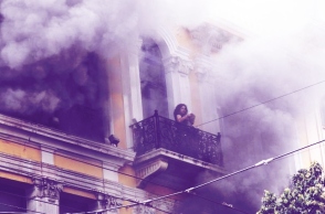 Η Μαρία Καραγιάννη, μία από τις εργαζόμενες που είχαν εγκλωβιστεί στη φλεγόμενη Marfin τον Μάιο του 2010