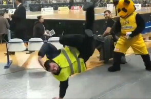 Σεκιουριτάς κάνει breakdance στο ΟΑΚΑ