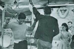 «Πέραμα, 1961. Ενώ χορεύουν στο κέντρο Η Μαρίδα» © Πάνος Κουτρουμπούσης