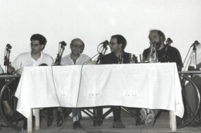 Ο Θ.Αγγελόπουλος (κέντρο) στο Σινέ Παράδεισος, προσκεκλημένος της Κινηματογραφικής Λέσχης Κορυδαλλού (μαζί με τον Τ.Τορνατόρε και τον Π.Βούλγαρη) κατά τη διάρκεια της τελετής ονοματοδοσίας του κινηματογράφου