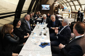 Ευάγγελος Αποστολάκης - Ομογενείς