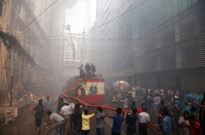 Φωτιά σε 22ωροφο κτίριο στο Μπαγκλαντές 