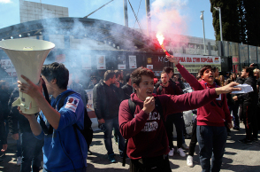Μαθητές έξω από το υπουργείο Παιδείας