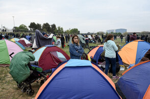 Πρόσφυγες κατασκήνωσαν έξω από το κέντρο φιλοξενίας στα Διαβατά Θεσσαλονίκης