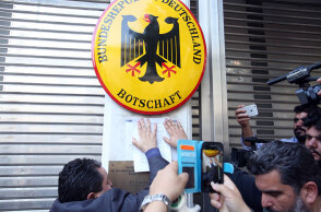 Διαμαρτυρία στη γερμανική πρεσβεία για τις πολεμικές αποζημιώσεις