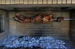 Σούβλισμα αρνιού 