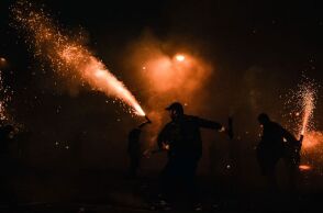 Το έθιμο του σαϊτοπόλεμου στην Καλαμάτα