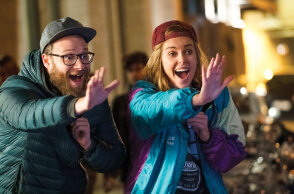 Σεθ Ρόγκεν και Σαρλίζ Θερόν στην ταινία «Μια απίθανη σχέση (Long Shot)»