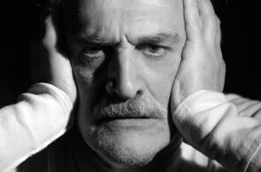 «Το Τέλος» του Σάμουελ Μπέκετ, με τον Δημήτρη Καταλειφό, σε σκηνοθεσία Γιώργου Σκεύα, στο θέατρο Εμπορικόν