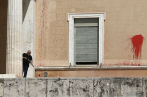 Μπογιές στη Βουλή πέταξε ο Ρουβίκωνας