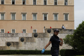 Επίθεση Ρουβίκωνα με μπογιές στη Βουλή