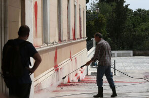 Επίθεση του Ρουβίκωνα με μπογιές στο κτίριο της Βουλής