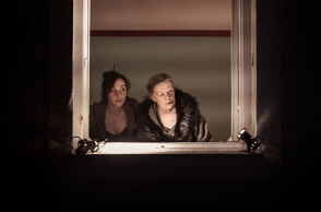 «Στη μνήμη ενός μικρού παιδιού» της Ιόλης Ανδρεάδη και του Άρη Ασπρούλη, στον Προαύλιο Χώρο του Ασύλου Ανιάτων