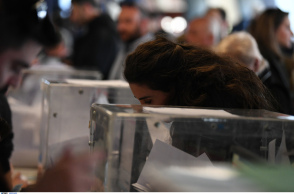 Περίπου 530.000 οι νέοι που θα ψηφίσουν για πρώτη φορά 