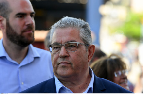 Στο εκλογικό περίπτερο του ΚΚΕ στο Περιστέρι ο Δ. Κουτσούμπας 