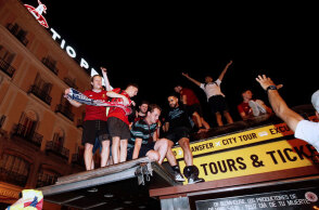 Ξέφρενοι πανηγυρισμοί από φιλάθλους της Λίβερπουλ