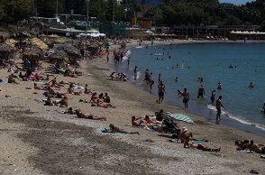 Λουόμενοι σε παραλίες της Αττικής