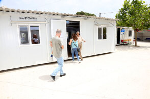 Κάλπες μέσα σε κοντέινερ στο Πλωμάρι Λέσβου