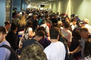 Εικόνες ντροπής στο αεροδρόμιο της Ρόδου