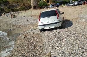 Οδηγός άφησε το αυτοκίνητο δίπλα στο κύμα