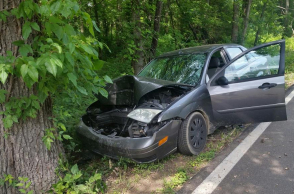 Αυτοκίνητο προσέκρουσε σε δέντρο