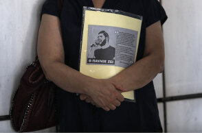 Δίκη Χρυσής Αυγής - Η Μάγδα Φύσσα κρατά τη φωτογραφία του γιου της Παύλου