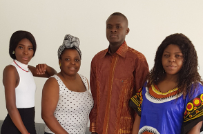 Ρουθ Μπιαλούα (δεύτερη από αριστερά) ανάμεσα σε μοντέλα της επίδειξης, που φορούν δημιουργίες της