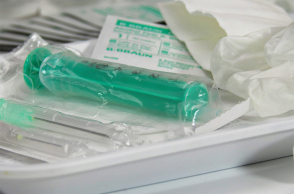 syringe-1574486_1920.jpg