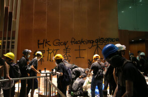 Διαδηλωτές εισέβαλαν στο Κοινοβούλιο του Χονγκ Κονγκ