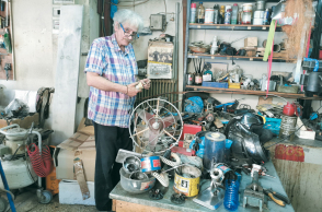 Ο κ. Νίκος Αυλωνίτης επισκευάζει μοτέρ, «από οικιακών συσκευών μέχρι υποβρυχίων», στην ίδια διεύθυνση από το 1960/ Φωτογραφία: Φιλίππα Δημητριάδη