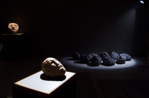 Venia Dimitrakopoulou, Αγαμέμνων Ι, ηφαιστειακή πέτρα, 2005 - Γαία, ηφαιστειακή πέτρα, 2008 - Γύψινα Κεφάλια, 2009, Εγκατάσταση