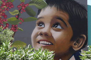 Γκράφιτι του street artist Hambas στο 1ο Δημοτικό σχολείο Ραφήνας, αφιερωμένο στους νεκρούς από την πυρκαγιά © Intime News / Λιάκος Γιάννης