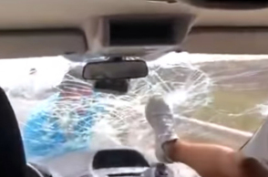 Ο Αλβανός εστιάτορας επιτίθεται στο αυτοκίνητο των τουριστών