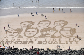 Οι ηγέτες των G7 στην άμμο της Μπιαρίτζ - Δημιούργημα του Γάλλου καλλιτέχνη Σαμ Ντουγαδός στο πλαίσιο της καμπάνιάς του για την ισότητα των δύο φύλων 