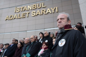 Έξω από τη δίκη των 5 δημοσιογράφων