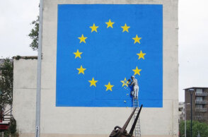 Το έργο του Banksy για το Brexit στο λιμάνι του Ντοβέρ