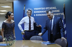 Στο Υπουργείο Εργασίας ο Κυριάκος Μητσοτάκης