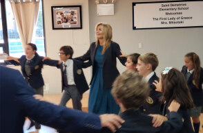 Η Μαρέβα Γκραμπόφσκι-Μητσοτάκη χορεύει παραδοσιακούς χορούς στη Νέα Υόρκη