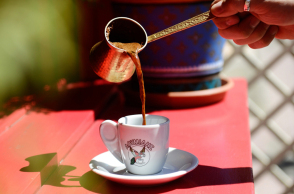 Ο Λουμίδης Παπαγάλος γιορτάζει και κερνάει τον καφέ σας