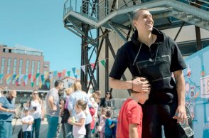 Ο Δημήτρης Διαμαντίδης, μαζί με έναν «Μικρό Ήρωα», στο μεγαλύτερο παιδικό φεστιβάλ της πόλης για παιδιά.