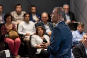 Δρ Χαράλαμπος Μαινεμελής, Καθηγητής Οργανωσιακής Συμπεριφοράς στο Alba Graduate Business School και Διευθυντής του Κέντρου Αριστείας ΣΕΒ στη Δημιουργική Ηγεσία.