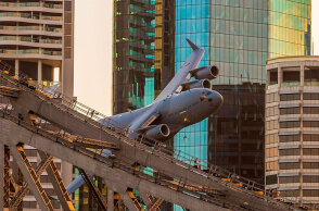 Αυστραλία: Μεταγωγικό πολεμικό αεροσκάφος σε ελιγμούς που κόβουν την ανάσα στην πόλη Μπρίσμπεϊν