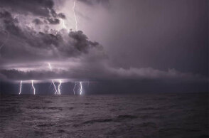 Αστραπές και βροντές στην Τήνο