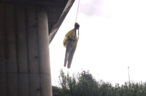 Το ομοίωμα της Γκρέτα Τούνμπεργκ που κρέμασαν οι «ξύπνιοι» από γέφυρα στη Ρώμη